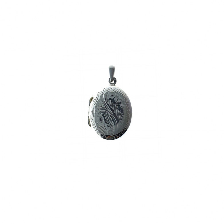 Sterling Silver 925°. Engraved Oval locket 20 x 27mm. Pendant.