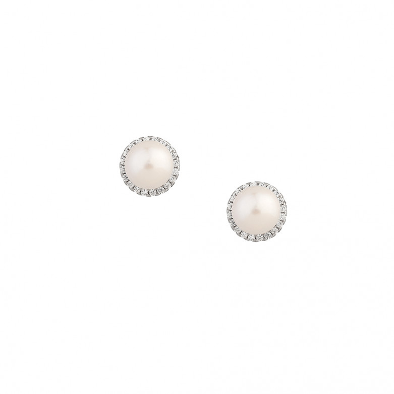 Sterling Silver 925 fresh water pearl stud surrounded with a c.z stones.